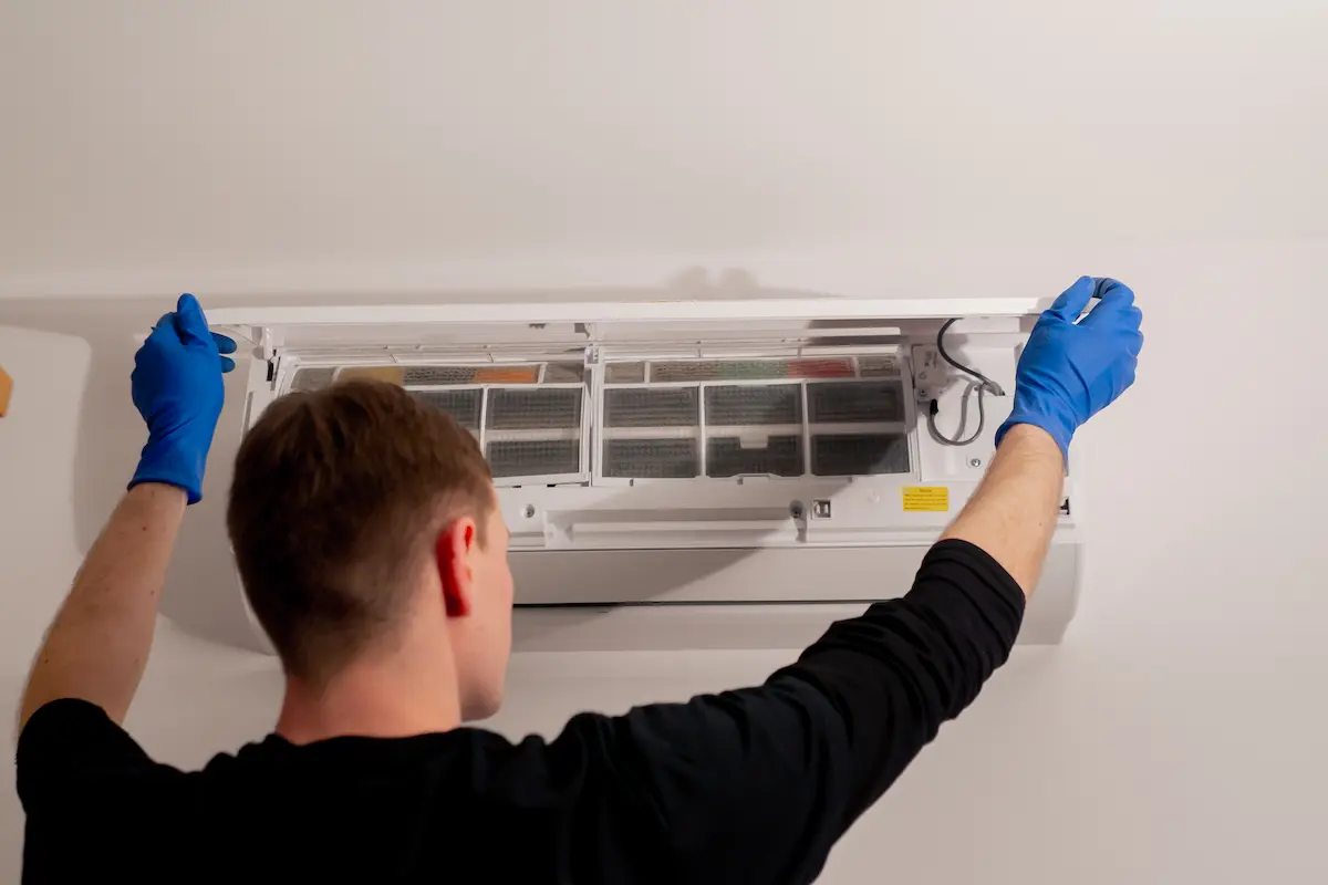 nuestro-tecnico-dando-mantenimiento-al-ac mantenimiento aire acondicionado zaragoza